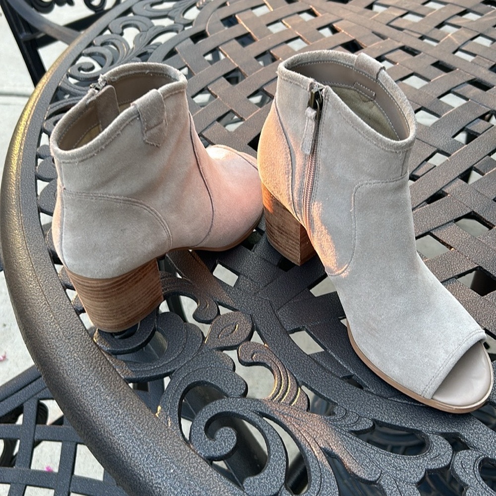CROWN VINTAGE Suede peeptoe ankle boots size 8.5M